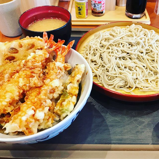 以前から気になってた天丼専門のチェーン店。たまたま上天丼がお得な日でした美味しかったです#天丼 #そば #蕎麦 #天ぷら - from Instagram