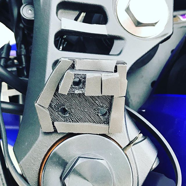 3Dプリンターで作ったR25用スマホホルダー取付台座振動を排除するためスポンジテープを敷き詰めてます。おかげで昨夜100キロ走りましたが大丈夫でした‍♂️#yzfr25 #r25 #3dプリンター #3dcad #ヤマハ - from Instagram